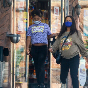 Exclusif - Christina Milian, enceinte et accompagnée de sa fille Violet, fait le plein d'essence dans une station service de Los Angeles, le 15 avril 2021.