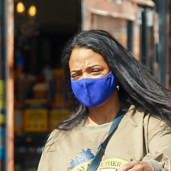 Exclusif - Christina Milian, enceinte et accompagnée de sa fille Violet, fait le plein d'essence dans une station service de Los Angeles, le 15 avril 2021.