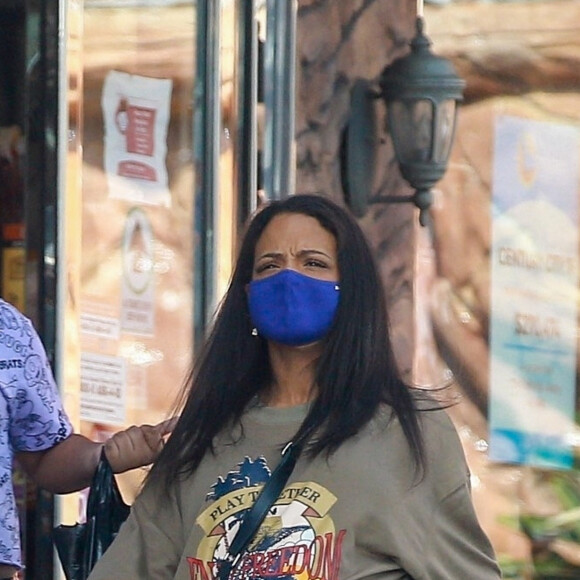 Exclusif - Christina Milian, enceinte et accompagnée de sa fille Violet, fait le plein d'essence dans une station service de Los Angeles, le 15 avril 2021.