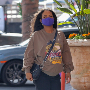 Exclusif - Christina Milian, enceinte, fait le plein d'essence dans une station service de Los Angeles, le 15 avril 2021.