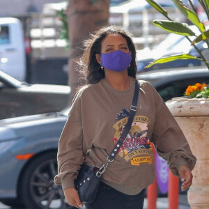 Exclusif - Christina Milian, enceinte, fait le plein d'essence dans une station service de Los Angeles, le 15 avril 2021.