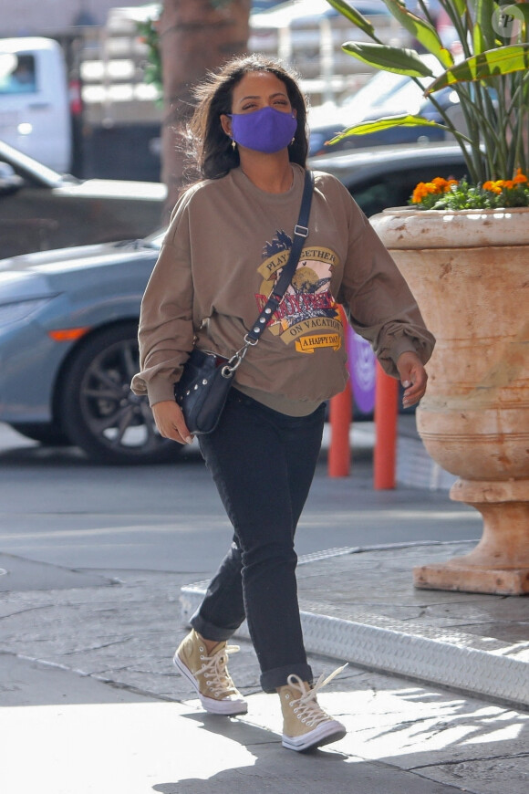 Exclusif - Christina Milian, enceinte, fait le plein d'essence dans une station service de Los Angeles, le 15 avril 2021.