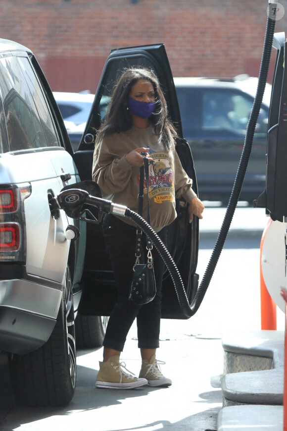 Exclusif - Christina Milian, enceinte, fait le plein d'essence dans une station service de Los Angeles, le 15 avril 2021.