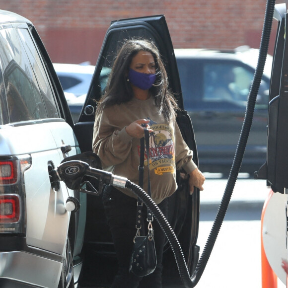 Exclusif - Christina Milian, enceinte, fait le plein d'essence dans une station service de Los Angeles, le 15 avril 2021.