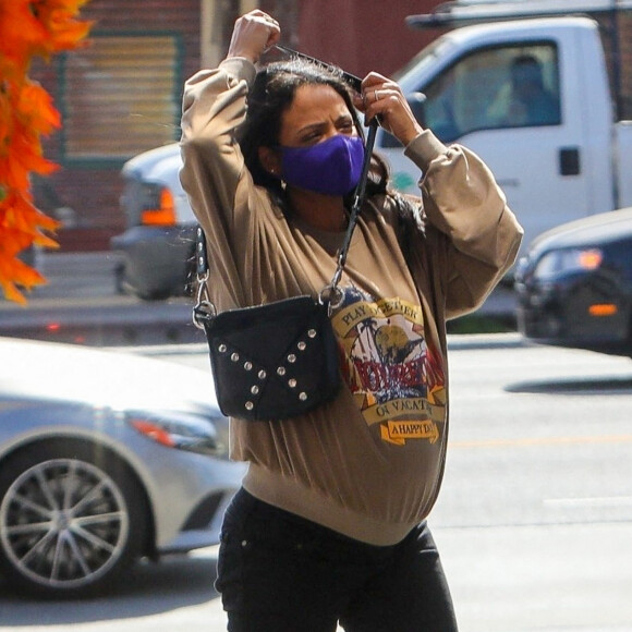 Exclusif - Christina Milian, enceinte, fait le plein d'essence dans une station service de Los Angeles, le 15 avril 2021.