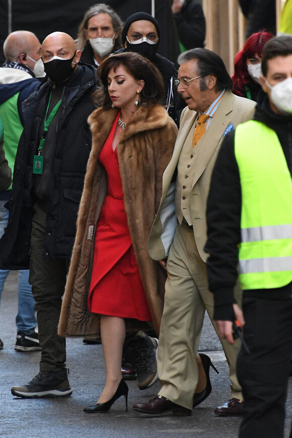 Al Pacino et Lady Gaga, dans les peaux d'Aldo Gucci et Patrizia Reggiani, sur le tournage d'une scène du film "House of Gucci". Rome, le 22 mars 2021.