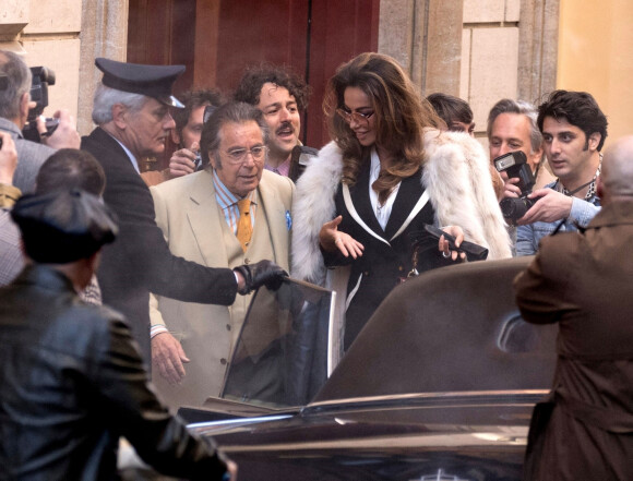 Al Pacino et Madalina Ghenea, dans les peaux d'Aldo Gucci et Sophia Loren, sur le tournage d'une scène du film "House of Gucci". Rome, le 22 mars 2021.