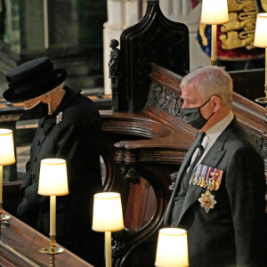 La reine Elisabeth II d'Angleterre et Le prince Andrew, duc d'York, - Funérailles du prince Philip, duc d'Edimbourg à la chapelle Saint-Georges du château de Windsor, Royaume Uni, le 17 avril 2021.