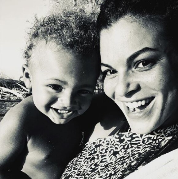 Yelena Noah pose avec son fils Nohea à Hawaï le 21 septembre 2018.