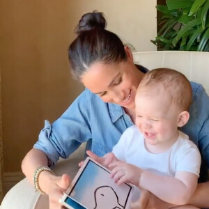 Meghan Markle, duchesse de Sussex, lit l'histoire "Duck ! Rabbit ! " à son fils Archie à l'occasion de son 1er anniversaire pour le compte Instagram de l'ONG "Save The Children". A la fin de la séquence, l'association fait un appel aux dons pour aider les familles les plus démunies face à la pandémie du coronavirus (Covid-19). Los Angeles. Le 6 mai 2020.