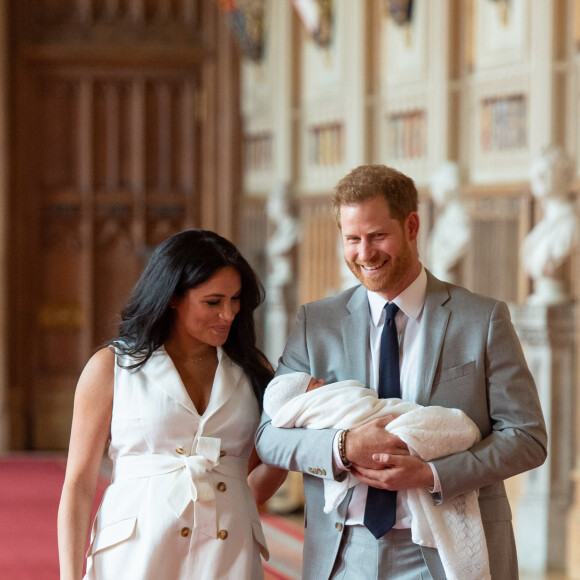 Le prince Harry et Meghan Markle, duc et duchesse de Sussex, présentent leur fils Archie dans le hall St George au château de Windsor le 8 mai 2019.