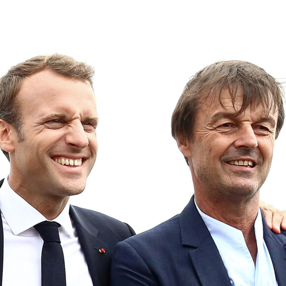 Le ministre de la Transition Ecologique et Solidaire Nicolas Hulot et le président de la République française Emmanuel Macron - Le président de la Républiques'est rendu en cap Fréhel (Côtes-d'Armor), France, le 20 juin 2018, un site d'où seront visibles les 62 éoliennes du parc de la baie de Saint-Brieuc, prévu pour 2023. D'une capacité de 500 mégawatts (MW), elles devraient produire de quoi alimenter en électricité 850 000 habitants et sortir la Bretagne d'une dépendance énergétique. © Stéphane Lemouton 