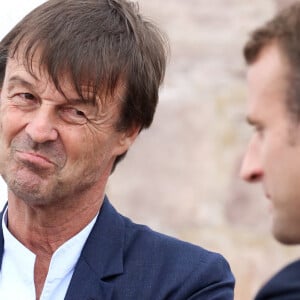 Le ministre de la Transition Ecologique et Solidaire Nicolas Hulot et le président de la République française Emmanuel Macron - Le président de la Républiques'est rendu en cap Fréhel (Côtes-d'Armor), France, le 20 juin 2018, un site d'où seront visibles les 62 éoliennes du parc de la baie de Saint-Brieuc, prévu pour 2023. D'une capacité de 500 mégawatts (MW), elles devraient produire de quoi alimenter en électricité 850 000 habitants et sortir la Bretagne d'une dépendance énergétique. © Stéphane Lemouton