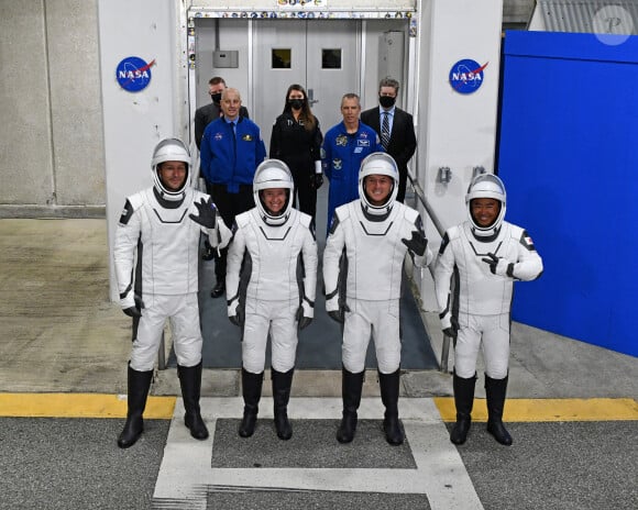 Megan McArthur, Shane Kimbrough, Thomas Pesquet et Akihiko Hoshide au Kennedy Space Center, en Floride, le 23 avril 2021, avant leur départ à bord de leur vaisseau SpaceX pour ISS.