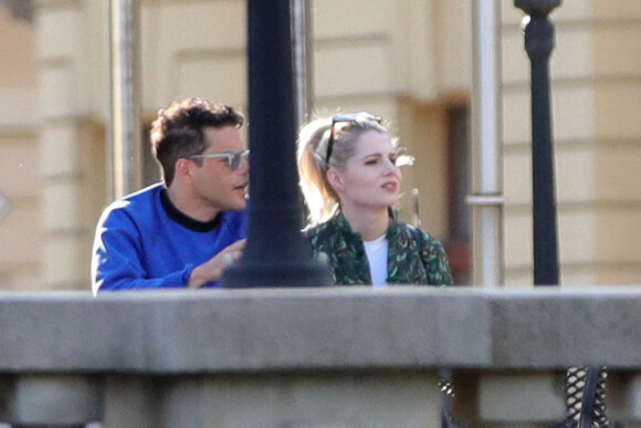 Exclusif - Rami Malek et sa compagne Lucy Boynton profitent du soleil sur la terrasse de l'hôtel Esplanade à Zagreb