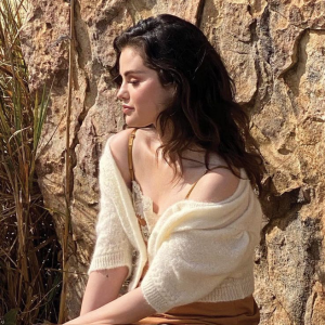 Selena Gomez en shooting pour sa marque de maquillage, Rare Beauty. Avril 2021.
