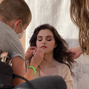 Selena Gomez en shooting pour sa marque de maquillage, Rare Beauty. Avril 2021.