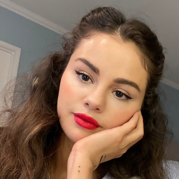 Selena Gomez n'est plus brune ! Elle a révélé sa nouvelle couleur sur Instagram.