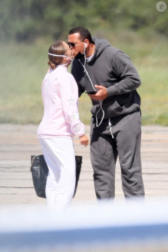 Exclusif - Jennifer Lopez et son fiancé Alex Rodriguez s'embrassent, le 30 août 2020.