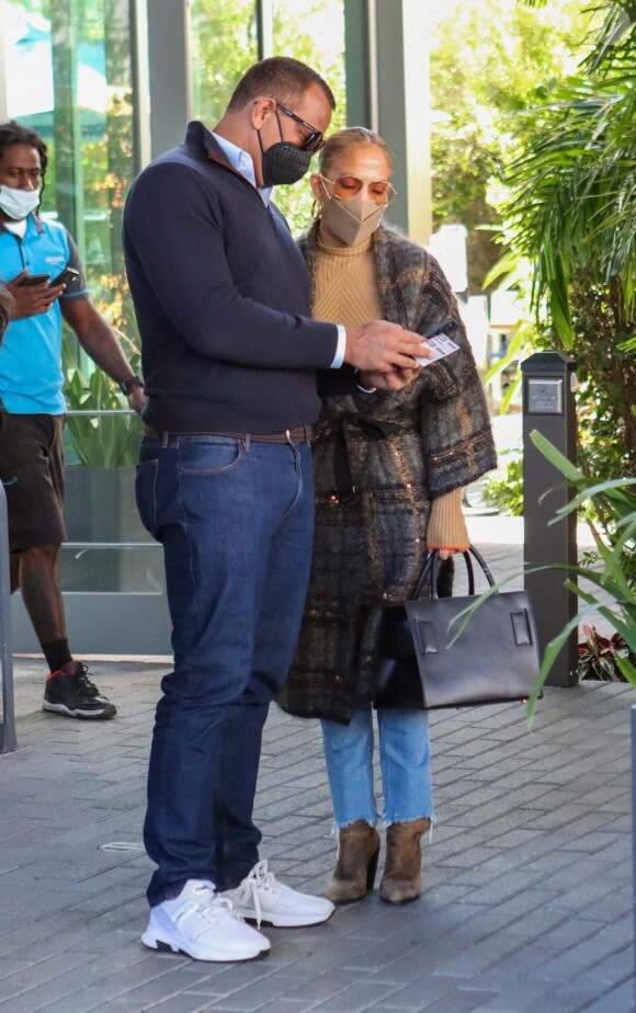 Jennifer Lopez et son compagnon Alex Rodriguez à Coral Gables le 3 février 2021.