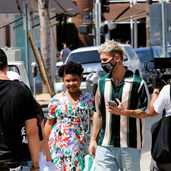 M.Pokora et sa belle-fille Violet à Los Angeles, le 10 avril 2021. 