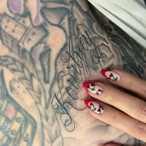 Travis Barker s'est fait tatouer le prénom de Kourtney Kardashian sur la poitrine. Avril 2021.