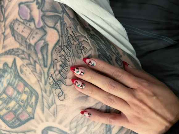 Travis Barker s'est fait tatouer le prénom de Kourtney Kardashian sur la poitrine. Avril 2021.