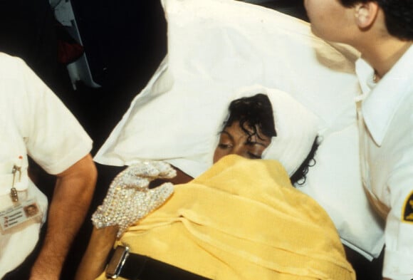 Michael Jackson arrivant à l'hôpital de Culver City à Los Angeles le 27 janvier 1984 après son accident sur le tournage de la publicité Pepsi