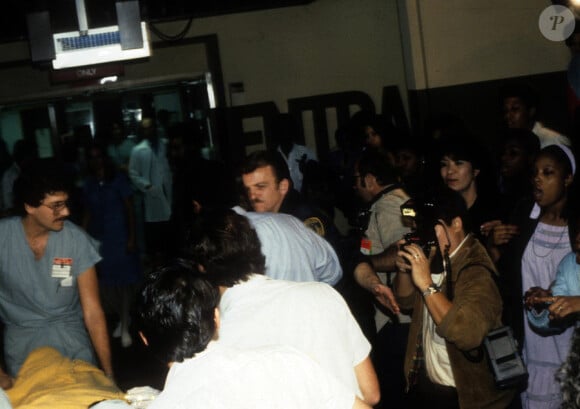 Michael Jackson arrivant à l'hôpital de Culver City à Los Angeles le 27 janvier 1984 après son accident sur le tournage de la publicité Pepsi