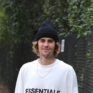Justin Bieber pose pour les photographes devant son domicile avant de monter à bord de son bus à Beverly Hills, Los Angeles, le 9 février 2021. Selon TMZ, Justin aurait dépensé 350 000 dollars pour refaire sa Rolls Royce dans un style totalement futuriste!