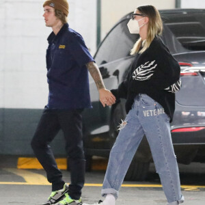 Exclusif - Justin Bieber et sa femme Hailey Baldwin Bieber ont été aperçus main dans la main dans les rues de Beverly Hills, Los Angeles, le 1er février 2021.