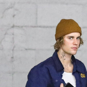Exclusif - Justin Bieber et sa femme Hailey Baldwin Bieber ont été aperçus main dans la main dans les rues de Beverly Hills, Los Angeles, le 1er février 2021.