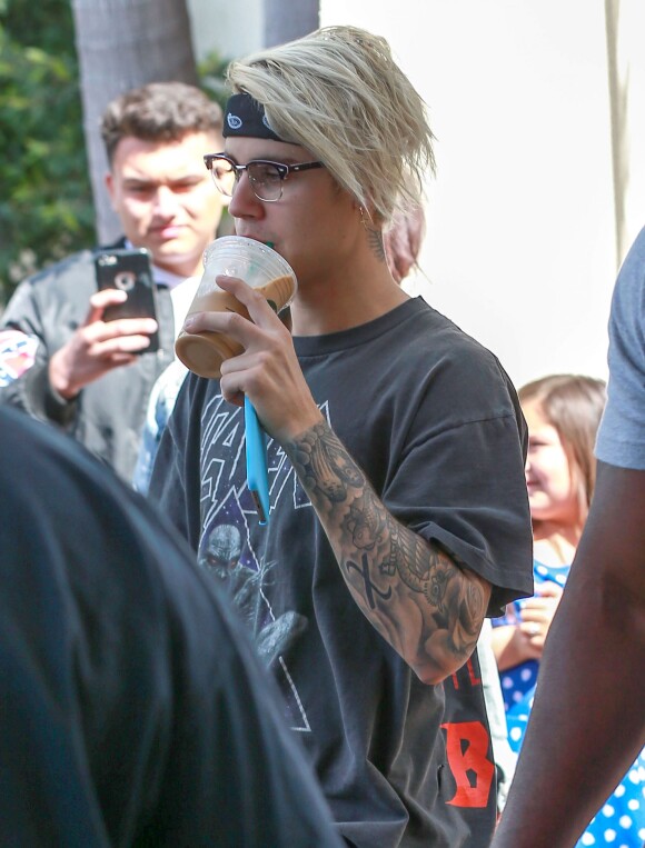 Justin Bieber et toute son équipe sont allés dans un Starbucks à Los Angeles. Justin arbore une nouvelle coupe de cheveux long et blond platine. Le 22 mars 2016 
