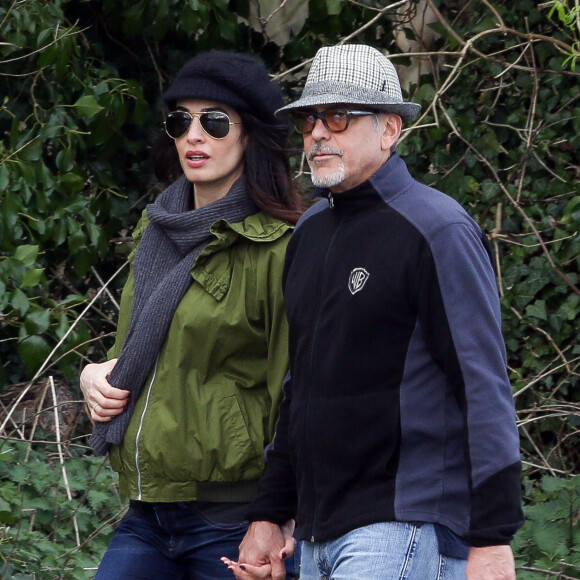 Exclusif - George Clooney et sa femme Amal (Alamuddin), enceinte, se promènent en amoureux le long de la Tamise dans le Berkshire le 31 mars 2017.