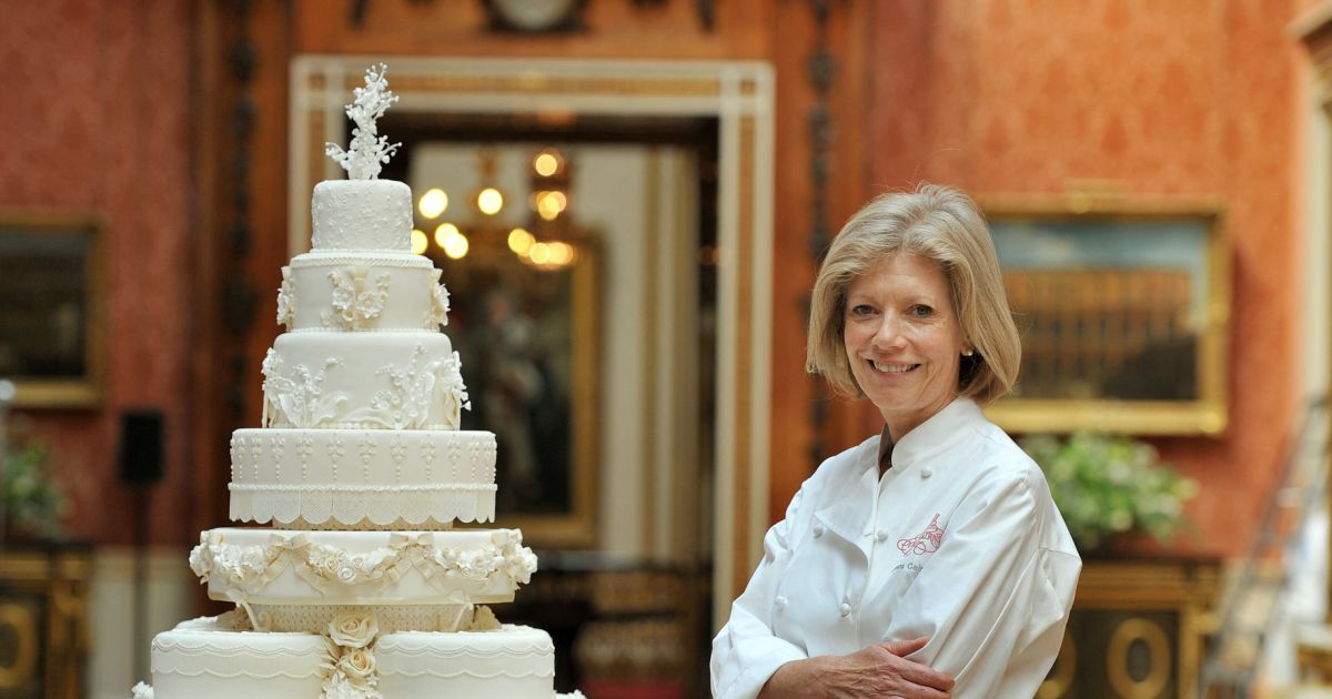 La Patissiere Fiona Cairns Pose Avec Le Gateau De Mariage Du Prince William Et Kate Middleton Au Palais De Buckingham Le 29 Avril 11 Purepeople La Patissiere Fiona Cairns Pose Avec Le Gateau De Mariage Du Prince William Et Kate Middleton Au Palais De Buckingham Le 29 Avril 11 Purepeople