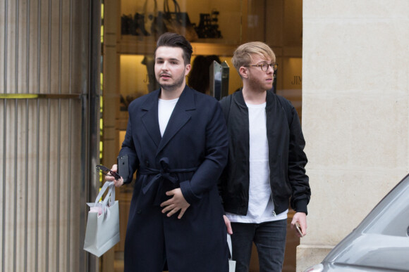 Exclusif - Le chanteur Olympe (de son vrai nom Joffrey Boulanger), révélé par la saison 2 de "The Voice" et son futur mari le blogueur mode Julien Van Der Drisch achètent des alliances à Paris le 19 mai 2016.