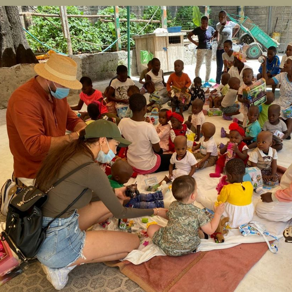 Nabilla voyage au Kenya avec Thomas Vergara et leur fils Milann, où ils ont rendu visite à un orphelinat avec des valises de cadeaux - Instagram