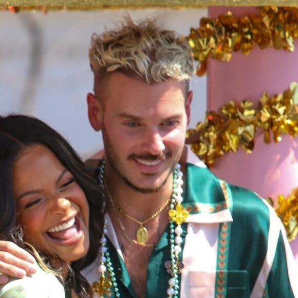 Christina Milian, enceinte, et son compagnon M Pokora (Matt) font la promotion de la marque "Beignet Box" de Christina sur un char lors d'une parade à Los Angeles le 10 avril 2021. 