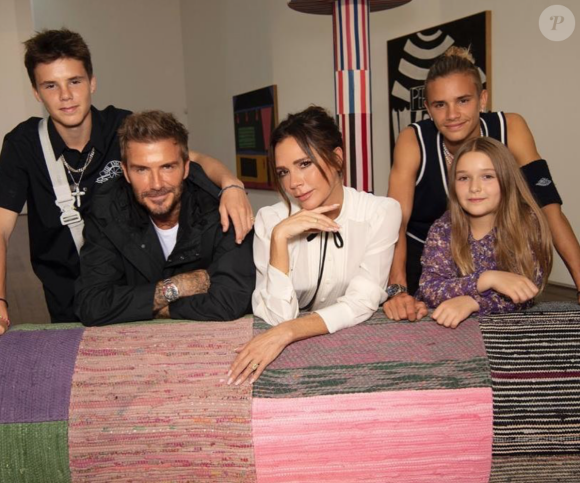 David Beckham, Victoria Beckham et leurs enfants Cruz, Harper et Romeo lors du défilé Victoria Beckham printemps-été 2021, à la Fashion Week de Londres.