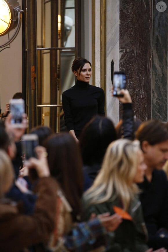 Victoria Beckham salue son mari et ses enfants à la fin de son défilé lors de la fashion week à New York le 11 février 2018.
