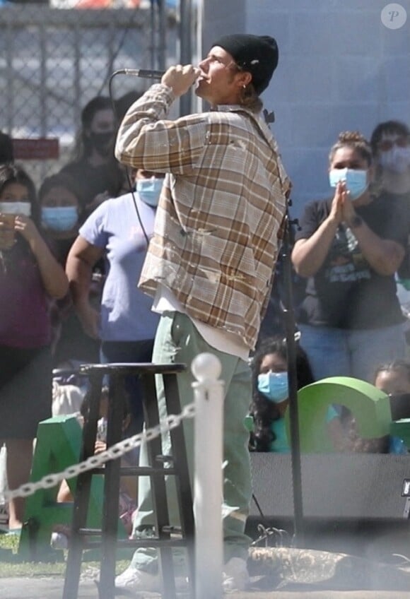 Exclusif - Justin Bieber chante quelques-unes de ses dernières chansons lors d'un concert privé dans une école du centre-ville de Los Angeles, Californie, Etats-Unis, le 9 avril 2021. 