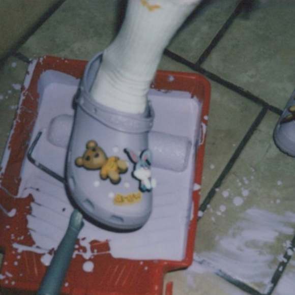 Justin Bieber, fier de ses Crocs conçus en collaboration avec sa marque de vêtements, Drew House. Avril 2021.