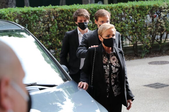 Karin Rénier et ses fils Oscar et Jules - Arrivées aux obsèques de Yves Rénier en l'église Saint-Pierre de Neuilly-sur-Seine. Le 30 avril 2021