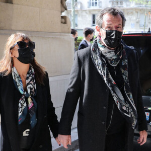 Jean-Luc Reichmann et sa femme Nathalie Lecoultre - Arrivées aux obsèques de Yves Rénier en l'église Saint-Pierre de Neuilly-sur-Seine.