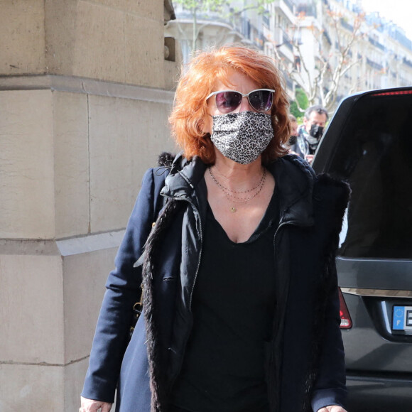 Véronique Genest - Arrivées aux obsèques de Yves Rénier en l'église Saint-Pierre de Neuilly-sur-Seine. Le 30 avril 2021