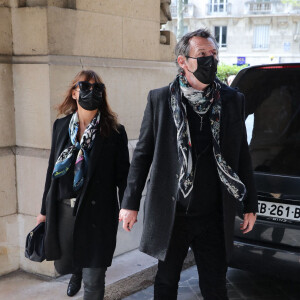 Jean-Luc Reichmann et sa femme Nathalie Lecoultre - Arrivées aux obsèques de Yves Rénier en l'église Saint-Pierre de Neuilly-sur-Seine. Le 30 avril 2021
