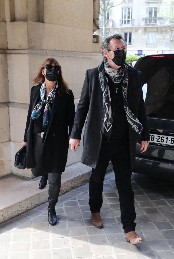 Jean-Luc Reichmann et sa femme Nathalie Lecoultre - Arrivées aux obsèques de Yves Rénier en l'église Saint-Pierre de Neuilly-sur-Seine. Le 30 avril 2021