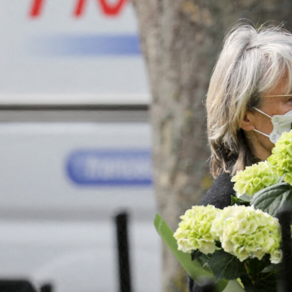 Catherine Lara et sa compagne Samantha - Arrivées aux obsèques de Yves Rénier en l'église Saint-Pierre de Neuilly-sur-Seine, France, le 30avril 2021.