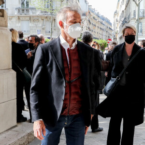 Paul et Luana Belmondo - Arrivées aux obsèques de Yves Rénier en l'église Saint-Pierre de Neuilly-sur-Seine, France, le 30 avril 2021.
