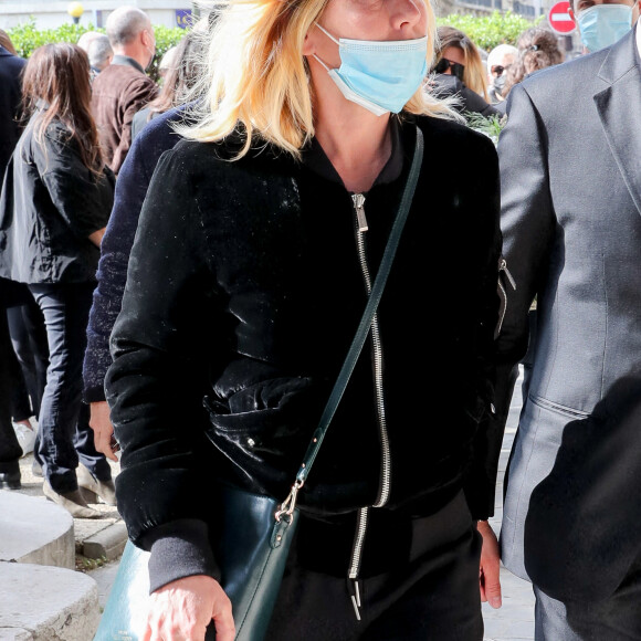Mathilde Seigner - Arrivées aux obsèques de Yves Rénier en l'église Saint-Pierre de Neuilly-sur-Seine, France, le 30 avril 2021.